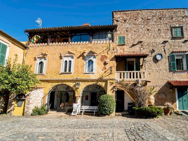 casa indipendente in vendita a Finale Ligure