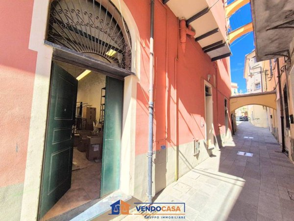 locale commerciale in vendita a Finale Ligure