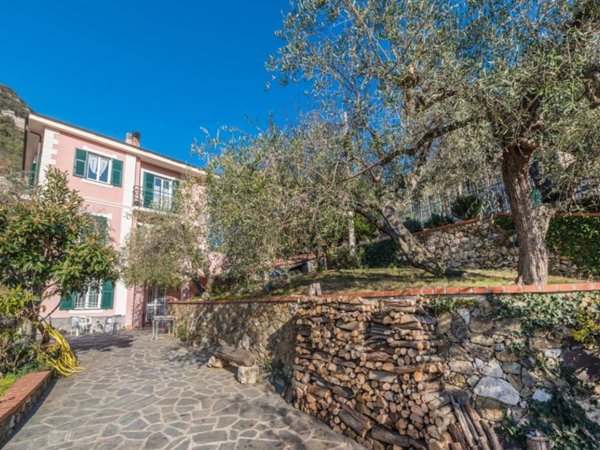 appartamento in vendita a Finale Ligure in zona Calvisio