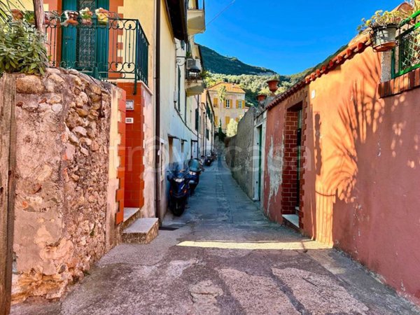 appartamento in vendita a Finale Ligure in zona Calvisio