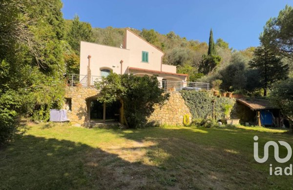 casa indipendente in vendita a Finale Ligure in zona Calvisio