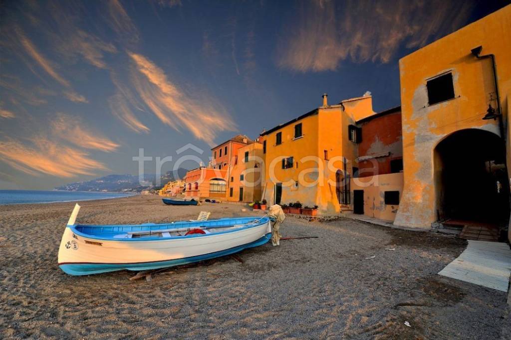 appartamento in vendita a Finale Ligure in zona Varigotti