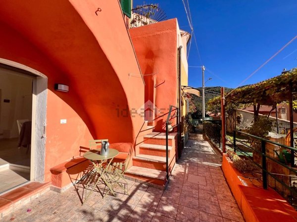 casa indipendente in vendita a Finale Ligure