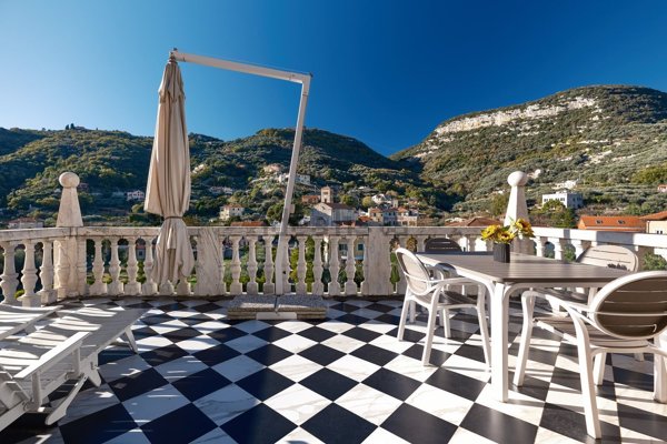 appartamento in vendita a Finale Ligure in zona Calvisio