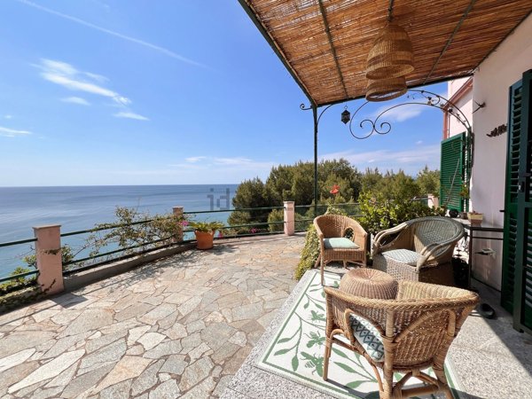 appartamento in vendita a Finale Ligure in zona Varigotti