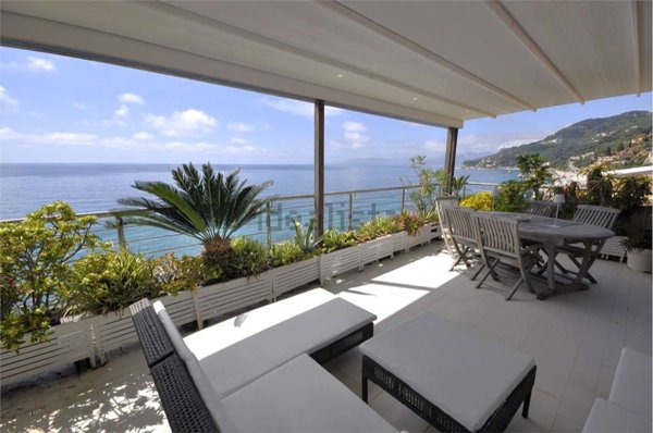 appartamento in vendita a Finale Ligure in zona Varigotti