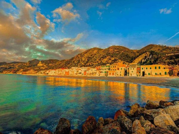 appartamento in vendita a Finale Ligure in zona Varigotti