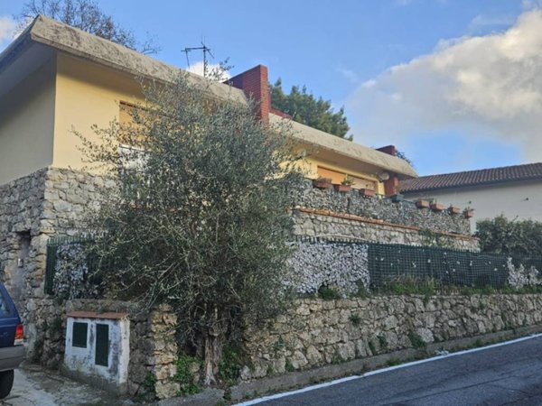 casa indipendente in vendita a Finale Ligure