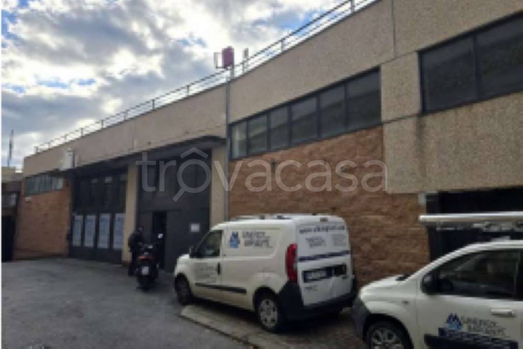 locale commerciale in vendita a Finale Ligure