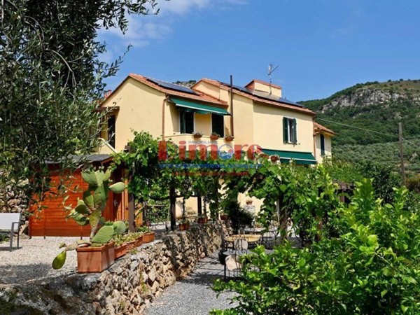 casa indipendente in vendita a Finale Ligure in zona Perti