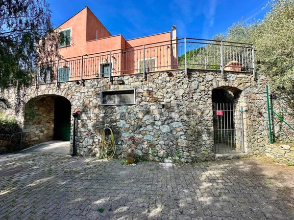 casa indipendente in vendita a Finale Ligure in zona Perti