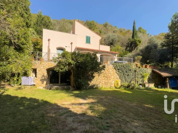 casa indipendente in vendita a Finale Ligure in zona Calvisio
