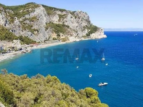 appartamento in vendita a Finale Ligure in zona Varigotti