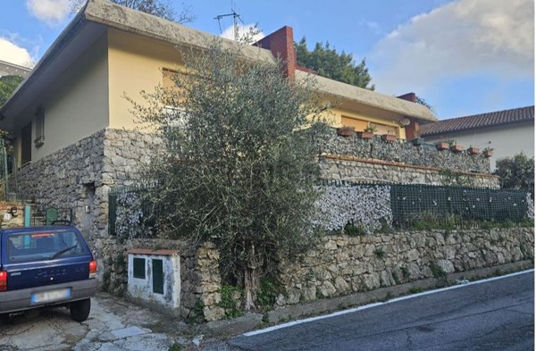 casa indipendente in vendita a Finale Ligure