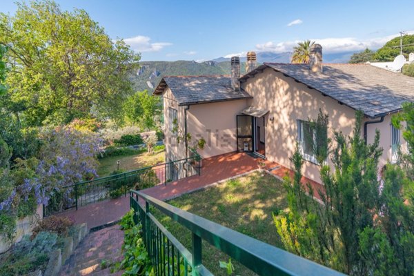 casa indipendente in vendita a Finale Ligure