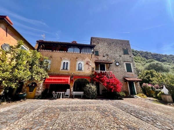 casa indipendente in vendita a Finale Ligure in zona Perti