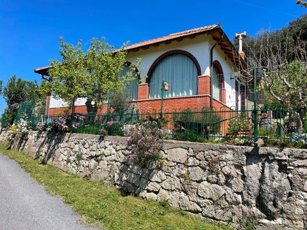 casa indipendente in vendita a Finale Ligure in zona Calvisio