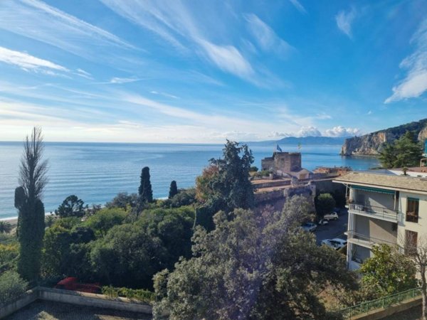 appartamento in vendita a Finale Ligure in zona Calvisio