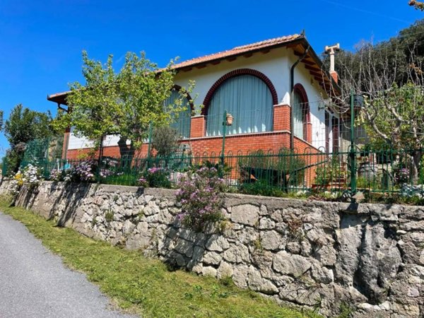 casa indipendente in vendita a Finale Ligure in zona Calvisio