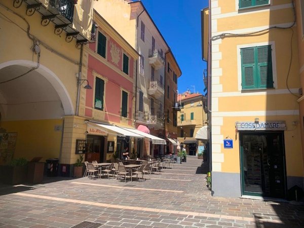 locale commerciale in vendita a Finale Ligure