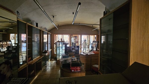 locale commerciale in vendita a Finale Ligure