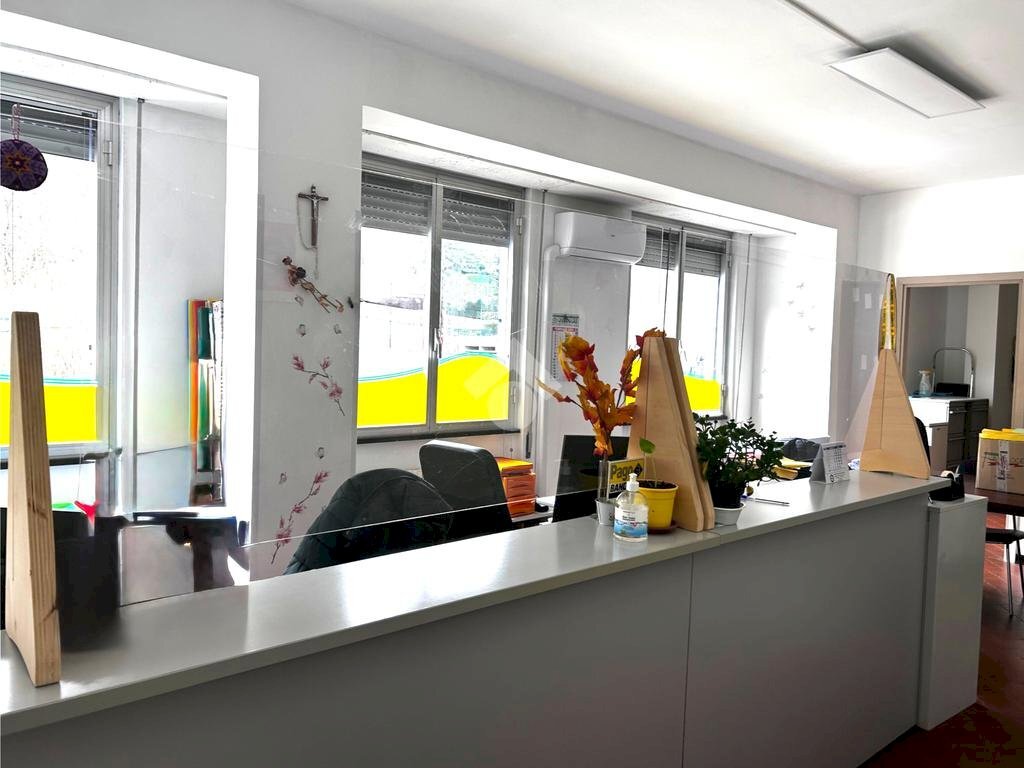 ufficio in vendita a Finale Ligure in zona Perti