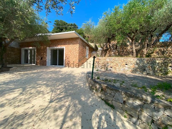 casa indipendente in vendita a Finale Ligure in zona Gorra