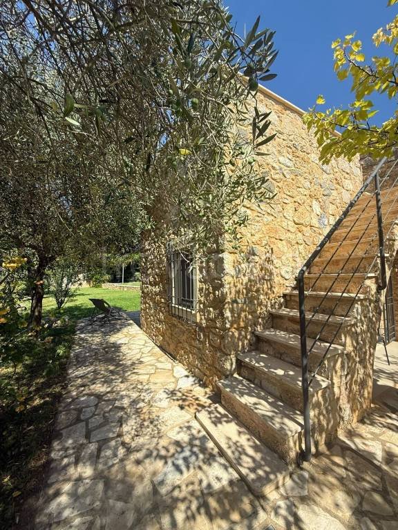 casa indipendente in vendita a Finale Ligure in zona Calvisio