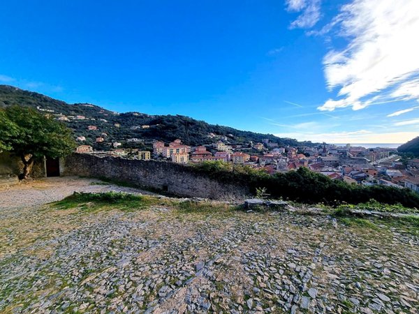 locale commerciale in vendita a Finale Ligure