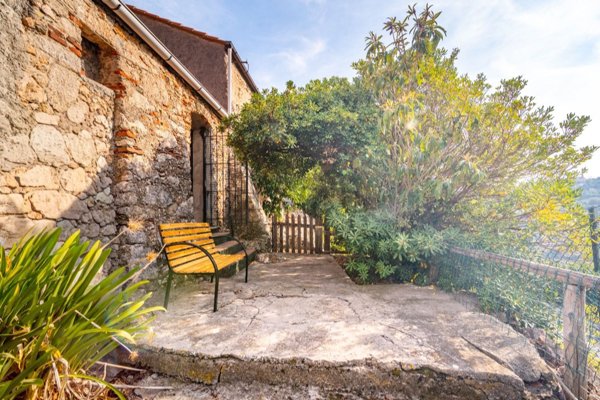 casa indipendente in vendita a Finale Ligure in zona Perti