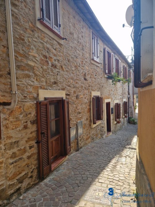 casa indipendente in vendita a Garlenda in zona Castelli