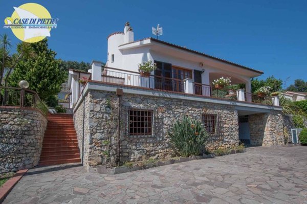 casa indipendente in vendita a Giustenice