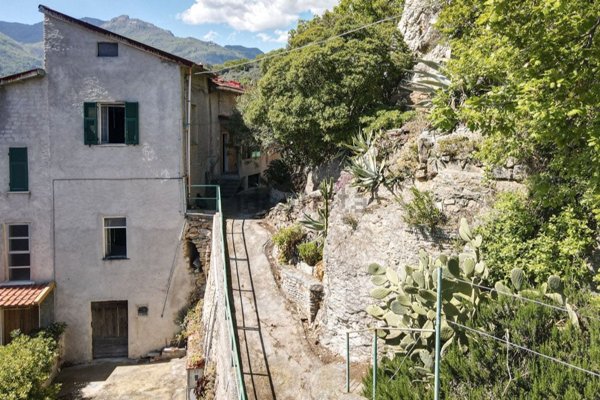 casa indipendente in vendita a Giustenice in zona San Lorenzo