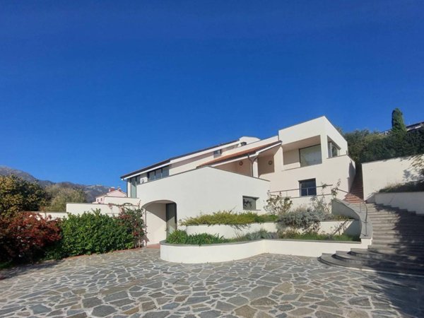 casa indipendente in vendita a Loano