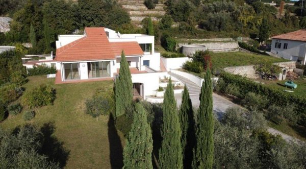 casa indipendente in vendita a Loano
