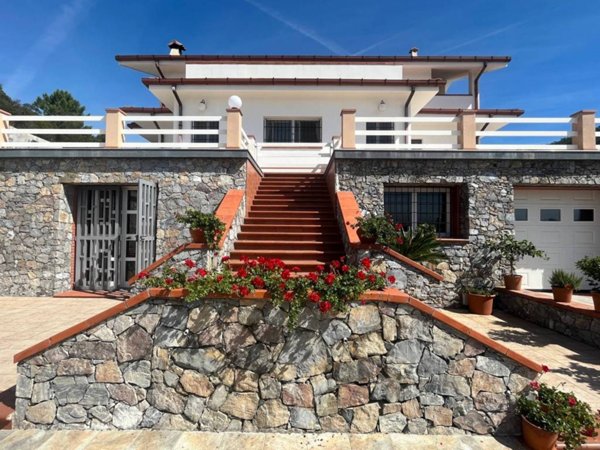 casa indipendente in vendita a Loano