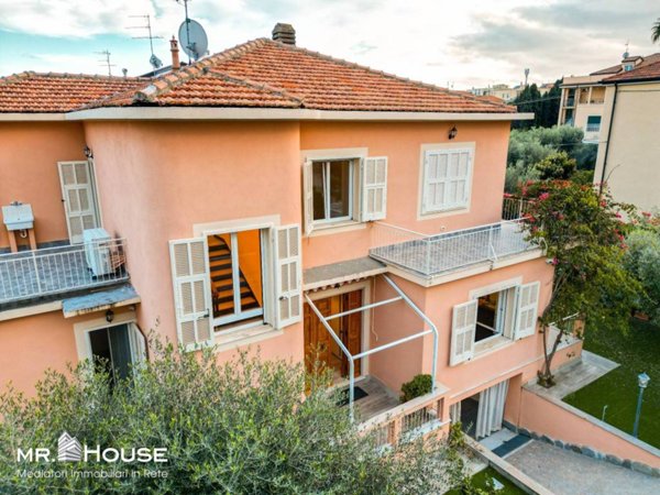 casa indipendente in vendita a Loano