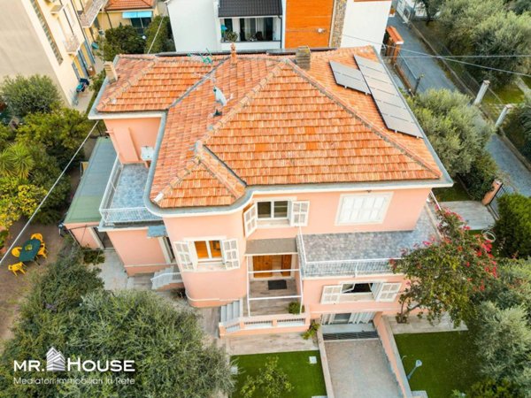 casa indipendente in vendita a Loano