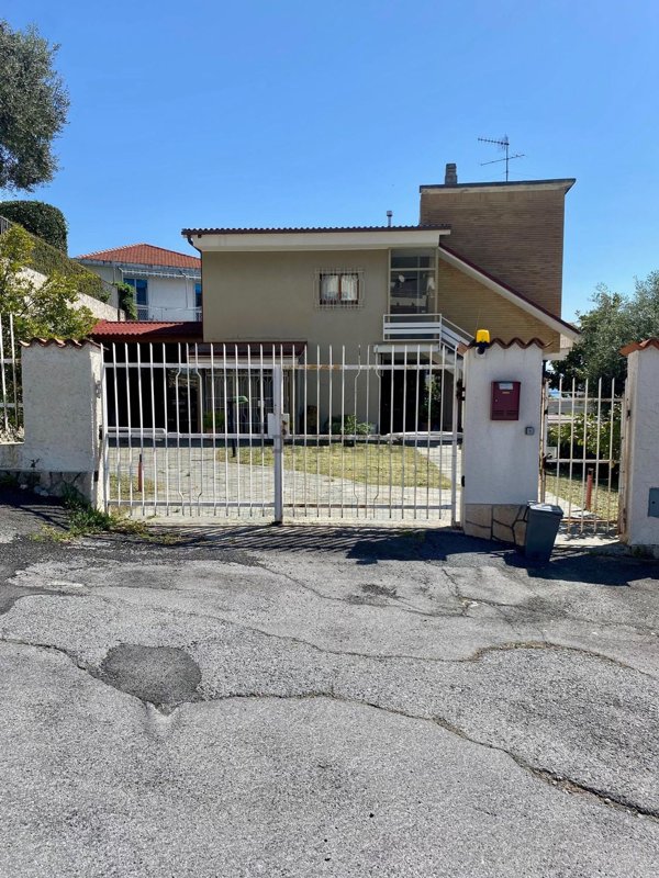 casa indipendente in vendita a Loano