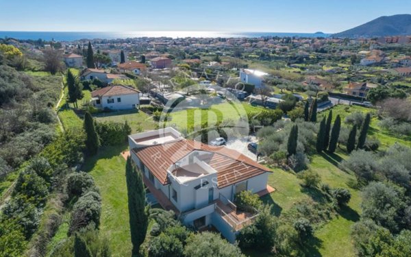 casa indipendente in vendita a Loano