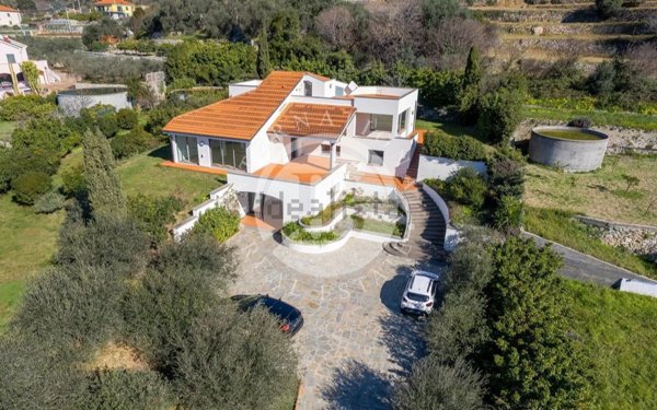 casa indipendente in vendita a Loano
