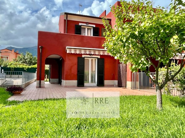 casa indipendente in vendita a Loano