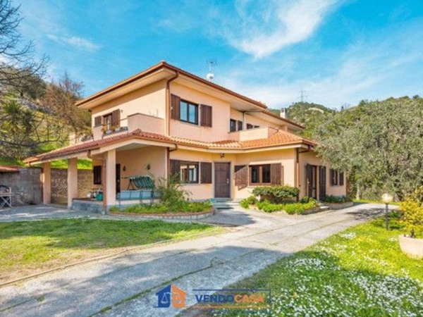 casa indipendente in vendita a Loano