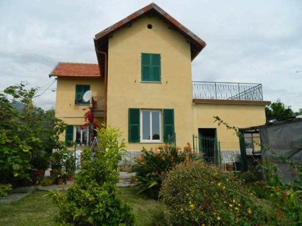 casa indipendente in vendita a Loano