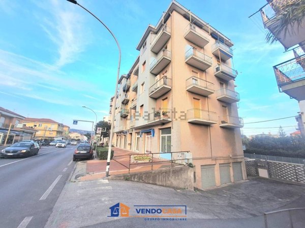 locale commerciale in vendita a Loano