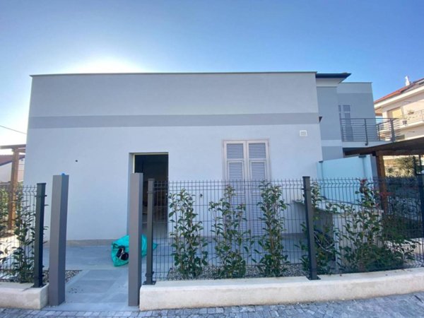 casa indipendente in vendita a Loano