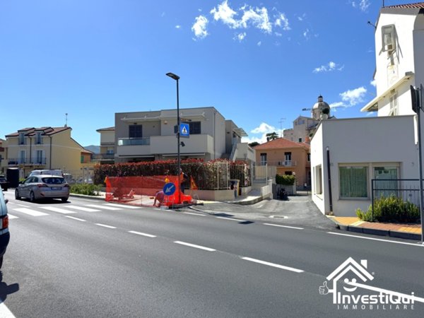 locale commerciale in vendita a Loano