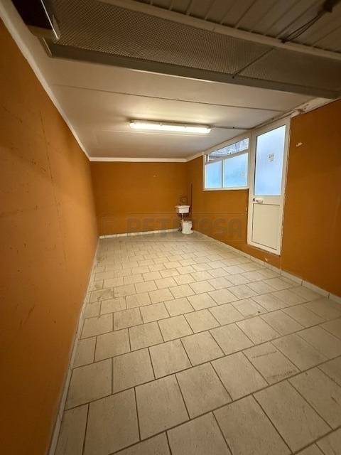 locale di sgombero in vendita a Loano