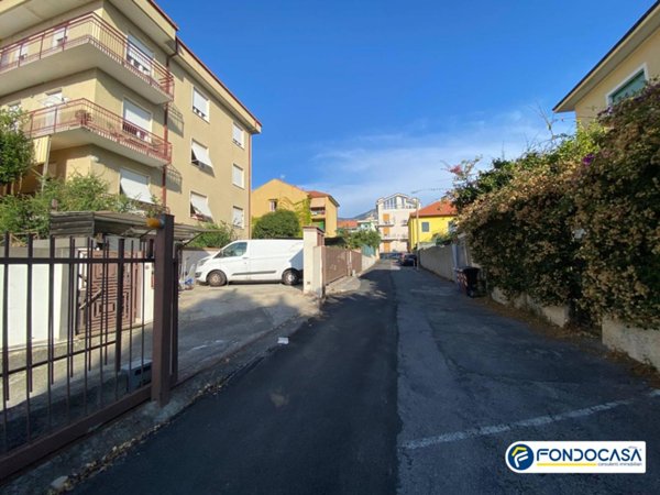 locale di sgombero in vendita a Loano
