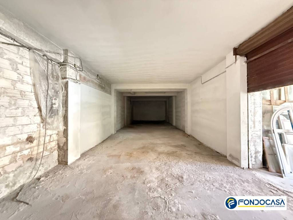 locale commerciale in vendita a Loano
